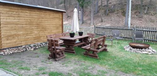 a picnic table and chairs in a yard with a fence at Haus Stefanie Elvire in Kurort Altenberg