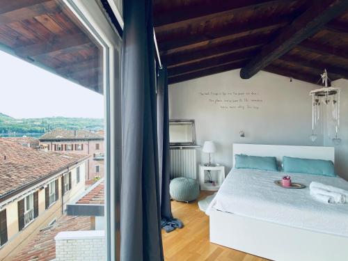 A bed or beds in a room at La casa di Angelina