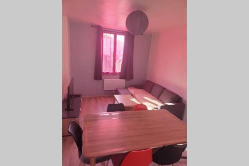- une salle à manger avec une table en bois et un canapé dans l'établissement appartement laïs, au Tréport