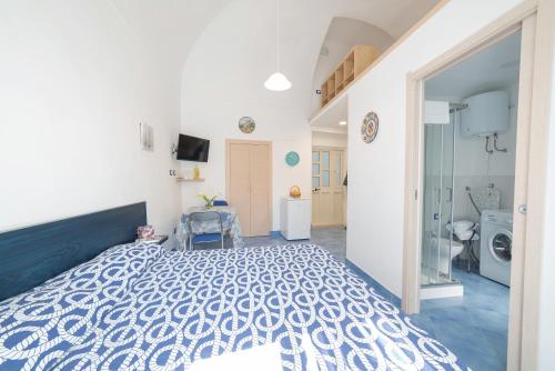 sypialnia z dużym łóżkiem i łazienką w obiekcie Blue Breeze w mieście Vico Equense