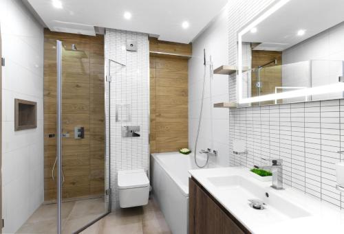 uma casa de banho com um chuveiro, um WC e um lavatório. em Perla Luxury Apartment em Burgas