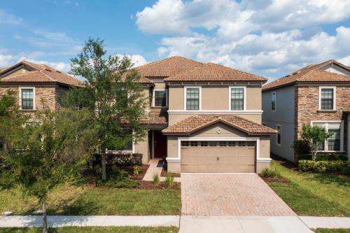 Superior home with private pool, spa, grill and more! 9027, Davenport, United States
