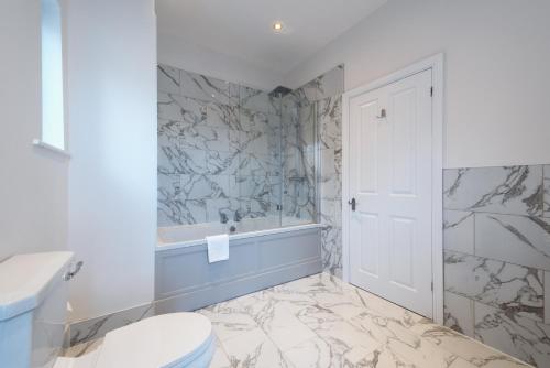 a bathroom with a toilet and a tub and a sink at Florence House Boutique Hotel and Restaurant in Portsmouth
