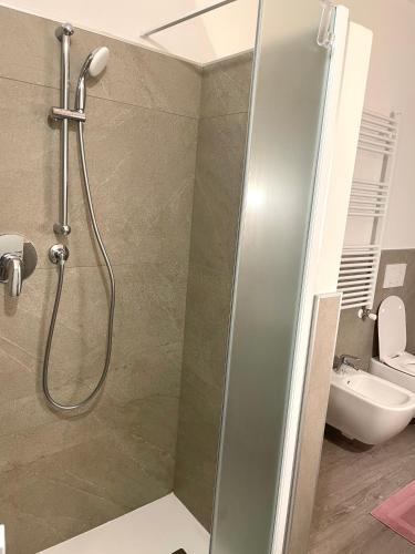 eine Dusche mit Glastür im Bad in der Unterkunft Appartamento Rosa in Pacengo di Lazise