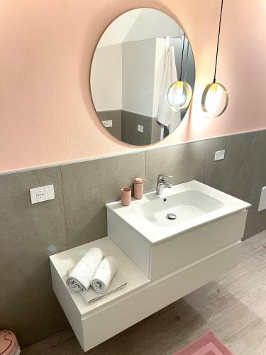 a bathroom with a sink and a mirror at Appartamento Rosa in Pacengo di Lazise