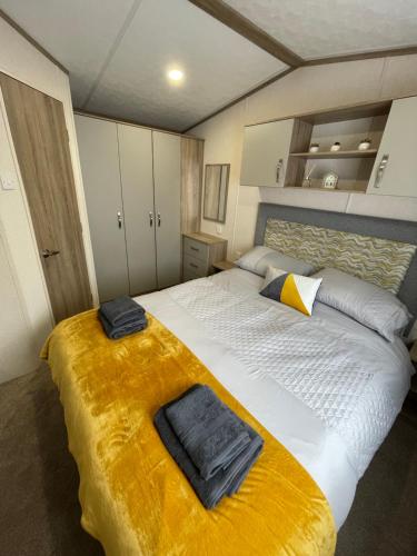 Giường trong phòng chung tại Tigers Wood - 2 bed hot tub lodge with free golf, NO BUGGY