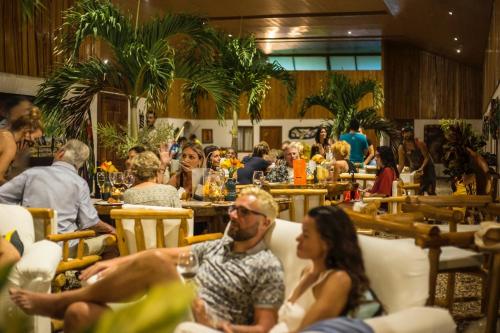 un grupo de personas sentadas en mesas en un restaurante en LA DOLCE VITA - on the Beach - Samara, en Sámara