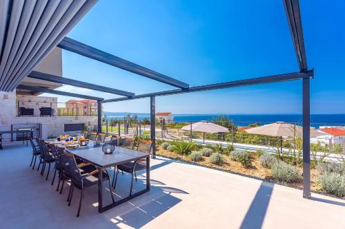 Villa Diva with 7 bedrooms, heated pool, sauna and fun zone, sea views