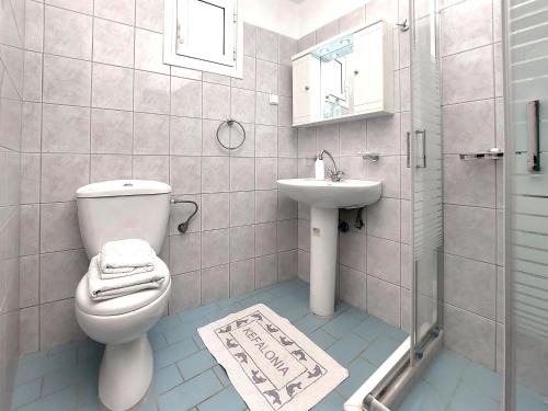 アギア・エフィミアにあるRitsa Houseのバスルーム(トイレ、洗面台付)