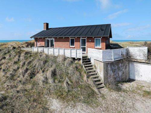 ロッケンにある8 person holiday home in L kkenの海辺の丘の上の家