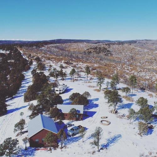 Old Raton Pass Base Camp Cabin with Loft Northern New Mexico Mountain Ranch on Colorado Border cabin зимой
