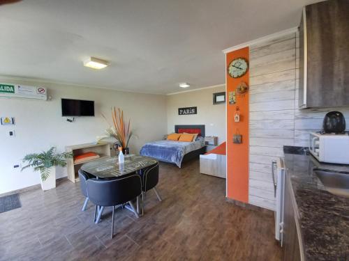 eine Küche und ein Wohnzimmer mit einem Bett und einem Tisch in der Unterkunft MIracampo in San Antonio de Arredondo