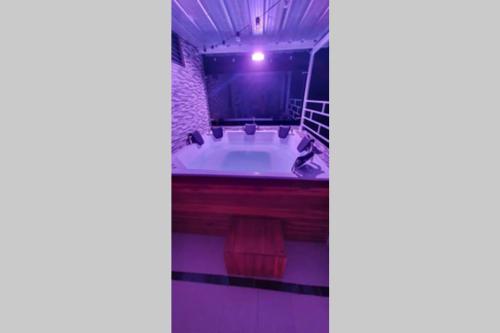 een bad in een kamer met paarse verlichting bij Melgar-Tolima Casa la estrella I in Melgar