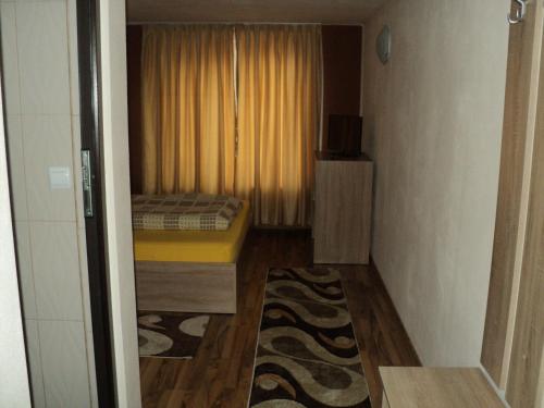 Ένα ή περισσότερα κρεβάτια σε δωμάτιο στο Cabana Suvenirurilor