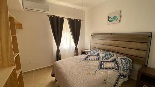 1 dormitorio con cama y ventana en Un Rinconcito en Playa, Entire Apartment, en Playa del Carmen
