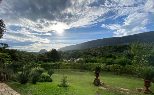 a garden with a view of the mountains at Segredo da Serra Guest House in Tiradentes