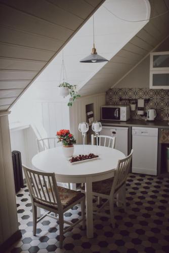 Кухня или мини-кухня в Šaha Kluba Apartamenti
