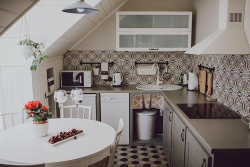 Кухня или мини-кухня в Šaha Kluba Apartamenti
