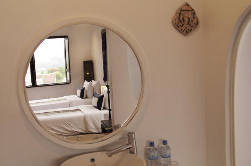 Postel nebo postele na pokoji v ubytování Indigo House Hotel