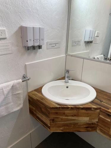 Een badkamer bij Childers Gateway Motor Inn