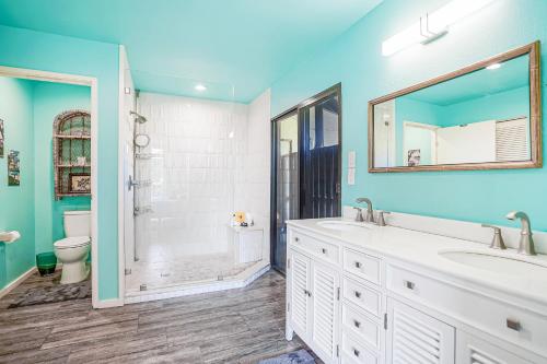 een badkamer met een witte wastafel en een douche bij Mauna Kai 6B in Princeville