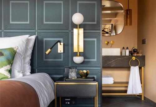 a bedroom with a bed and a mirror at Poorter Boutique Hotel Brielle in Brielle