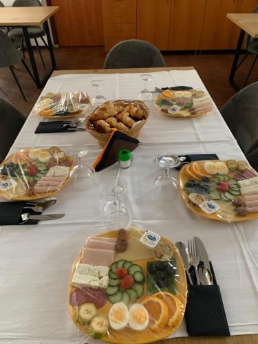 un tavolo con molti piatti di cibo sopra di Vila Dedy a Costinesti