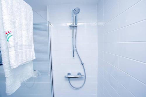 uma casa de banho com um chuveiro e uma porta de vidro em Mills Apartment - Two bedroom en-suite apartment em Northampton