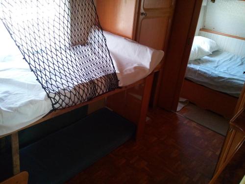 Ce lit superposé se trouve dans un dortoir doté d'un miroir. dans l'établissement Caravane camping Prée Marennes, à Marennes
