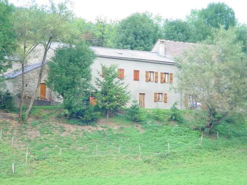 une grande maison blanche au milieu d'un champ dans l'établissement Gite au pied du mont Lozère 2, à Mas-dʼOrcières