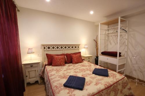a bedroom with a bed with two towels on it at Apartamento Oviedo San Melchor in Oviedo