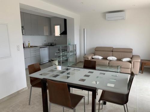 un salon avec une table en verre et un canapé dans l'établissement Appartement Ds Villa Terre Blanche, à Sanary-sur-Mer