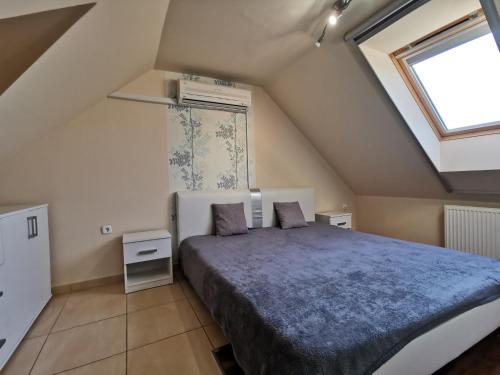 Posteľ alebo postele v izbe v ubytovaní Galery Apartman