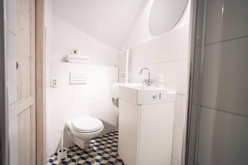 ソポトにあるThe Tiny Space 6m2 with private bathroom in the hallwayの白いバスルーム(トイレ、シンク付)