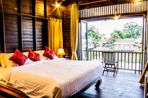 เตียงในห้องที่ The Bank River House Ayutthaya