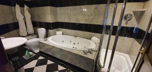 A bathroom at Hillbark Hotel & Spa 