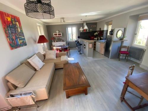 un salon avec un canapé et une table dans l'établissement La Croquante face au château, à Beynac-et-Cazenac