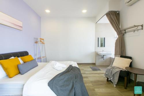 Postel nebo postele na pokoji v ubytování JOMSTAY Octagon Ipoh Suites