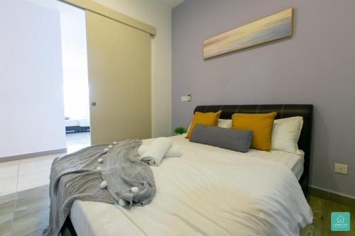 Postel nebo postele na pokoji v ubytování JOMSTAY Octagon Ipoh Suites