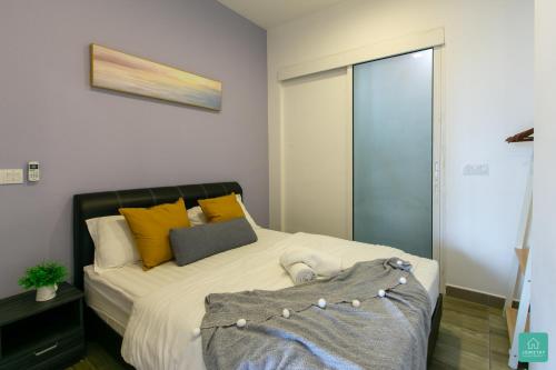 Postel nebo postele na pokoji v ubytování JOMSTAY Octagon Ipoh Suites