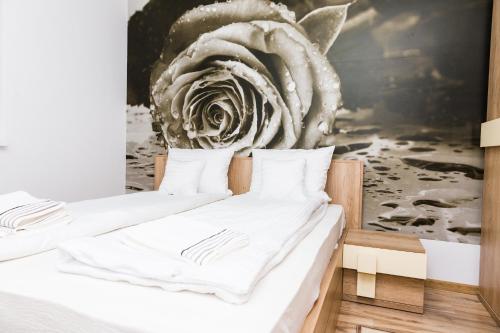 En eller flere senge i et værelse på Urban Retreat Luxury HideAway