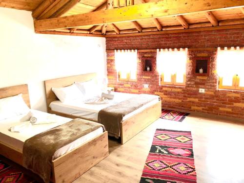 Llit o llits en una habitació de Villa Muzhaqi