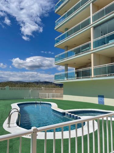 ein Swimmingpool an der Seite eines Gebäudes in der Unterkunft Apartamento Solmar in Peñíscola