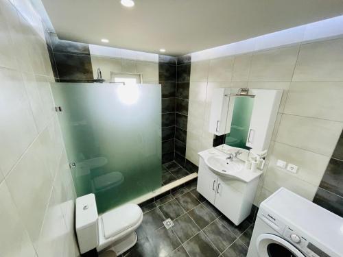 e bagno con servizi igienici, lavandino e doccia. di JB Apartments a Sarandë