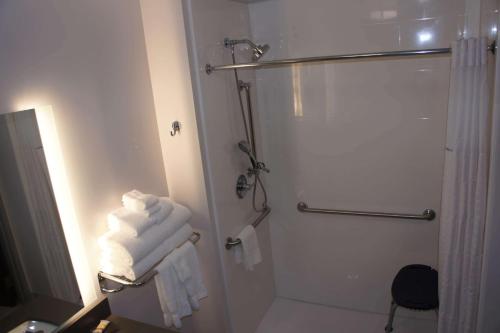 A bathroom at La Quinta Inn & Suites by Wyndham Littleton-Red Rocks