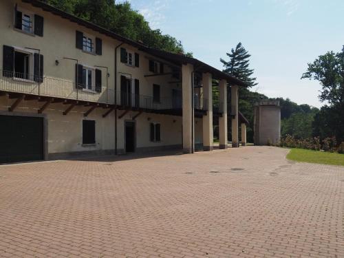 a building with a brick driveway in front of it at Open Cascina in Colico