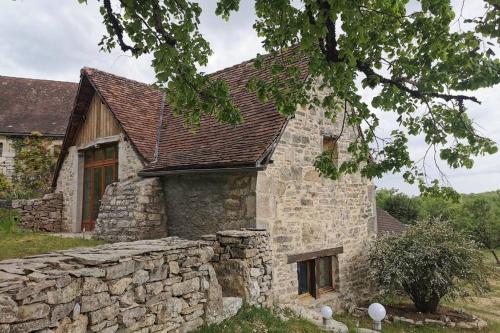 an old stone house with a stone wall at THE BARN, MAISON, PISCINE PRIVATIVE, CALME, WIFI in Carayac
