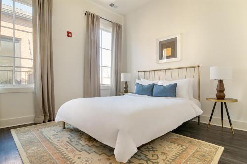 1 dormitorio con 1 cama blanca grande con almohadas azules en Sonder at Ziel Haus, en Nashville