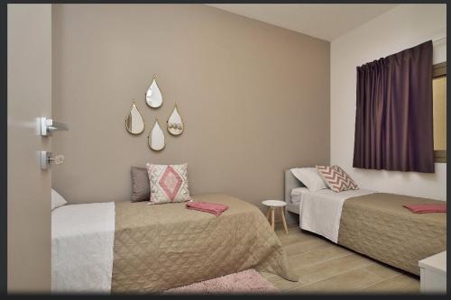 a bedroom with two beds and a couch and a window at Mediterraneo Apartments ORO in Marzamemi