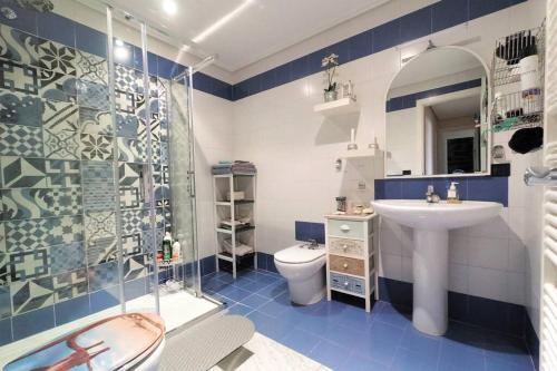 y baño con lavabo, aseo y ducha. en Apartamento moderno muy acogedor y luminoso •León en León